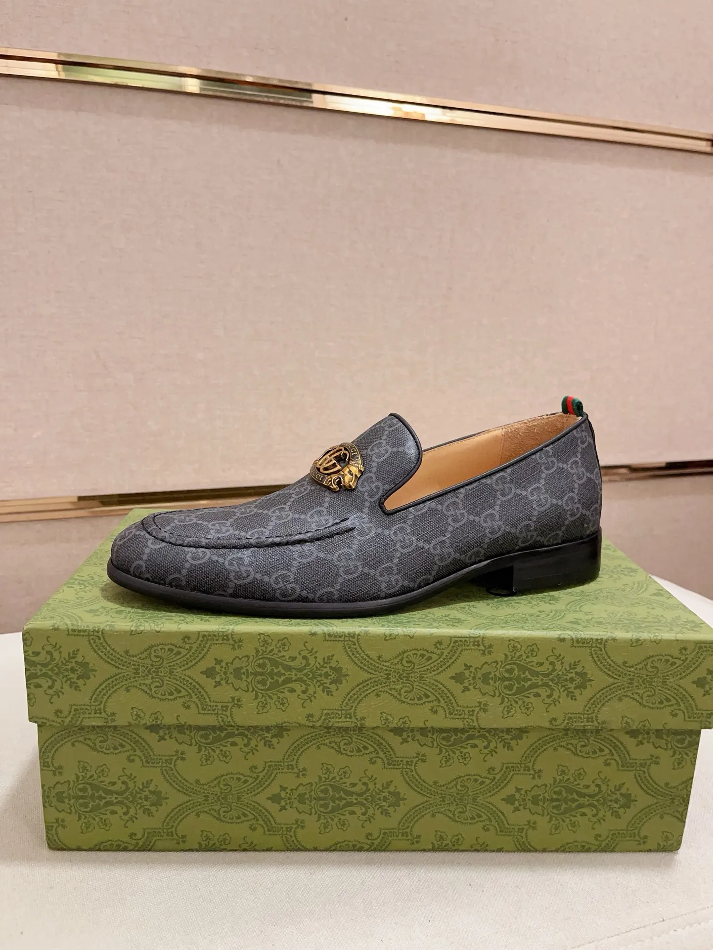 Men's shoes 💰: 520💰 (GUCCI) New product series ss hot new products 💢 💠 Casual suit shoes 👞, top imported materials Upper hardware buckles and shoe side logos, insoles and soles with brand logos 💠 💎 Upper: imported PVC material 100% 💎 Lining: cowhide/100% 💎Feet: cowhide/100% 💎Sole: rubber/100% 💎SIZE: 38 39 40 41 42 43 44 Can be customized 45